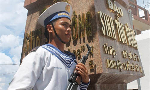 Bảo vệ vững chắc cột mốc chủ quyền.