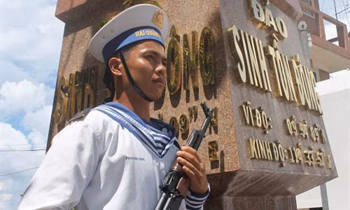 Bảo vệ vững chắc cột mốc chủ quyền.