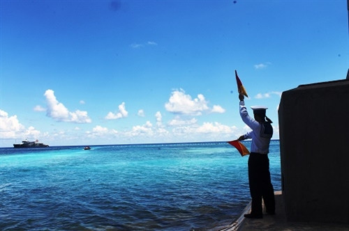 Hải trình đến với các chiến sĩ Trường Sa đã để lại nhiều cảm xúc trong lòng các thành viên của đoàn công tác. Trong ảnh là chiến sĩ hải quân hướng dẫn đoàn công tác lên đảo.