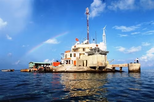 Đón đoàn lên đảo.