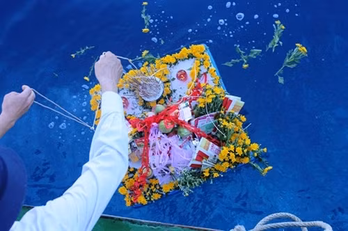 Thả hoa tưởng niệm các anh hùng liệt sĩ hy sinh trên vùng biển Trường Sa.