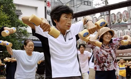 Nhật Bản là quốc gia có tuổi thọ trung bình lớn thứ ba thế giới. Trong đó, tuổi thọ trung bình của nam giới là 81 tuổi và của nữ giới là 88 tuổi.