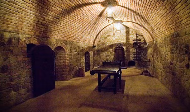 Thời Trung cổ là giai đoạn lịch sử ghi dấu nhiều công cụ tra tấn khủng khiếp khiến phạm nhân đau đớn tột độ, thậm chí tử vong như trinh nữ sắt (iron maiden) hay các công cụ tra tấn vào phần đầu...