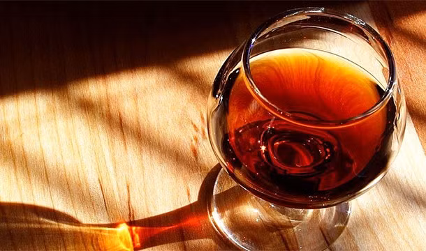 Nhiều người Trung cổ uống rượu vang và bia thay thế nước do nước bị ô nhiễm. Những người uống phải nước ô nhiễm thường mắc bệnh tật.