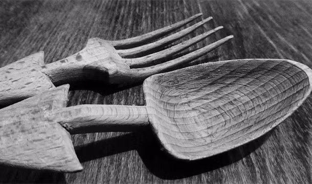 Người Trung cổ thỉnh thoảng ăn bằng tay. Tuy nhiên, đây không phải là cách ăn phổ biến. Họ thường dùng các dụng cụ ăn uống như thìa, dĩa... làm từ gỗ.