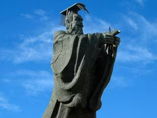 Theo một truyền thuyết, một nhà giả kim thuật tiết lộ một loại thảo mộc giúp con người trường sinh bất tử có ở một hòn đảo. Hòn đảo này được một con cá khổng lồ trấn giữ, bảo vệ.