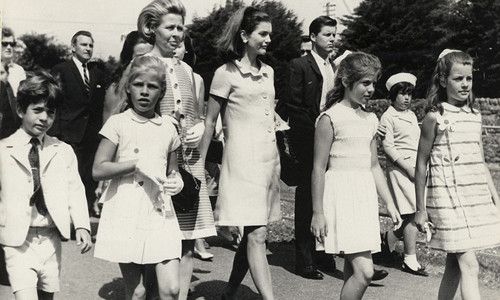 Vú nuôi Maud Shaw làm nhiệm vụ chăm sóc các con của Đệ nhất phu nhân Jacqueline (ở giữa) là người sở hữu gần 80 bức ảnh đặc biệt này.