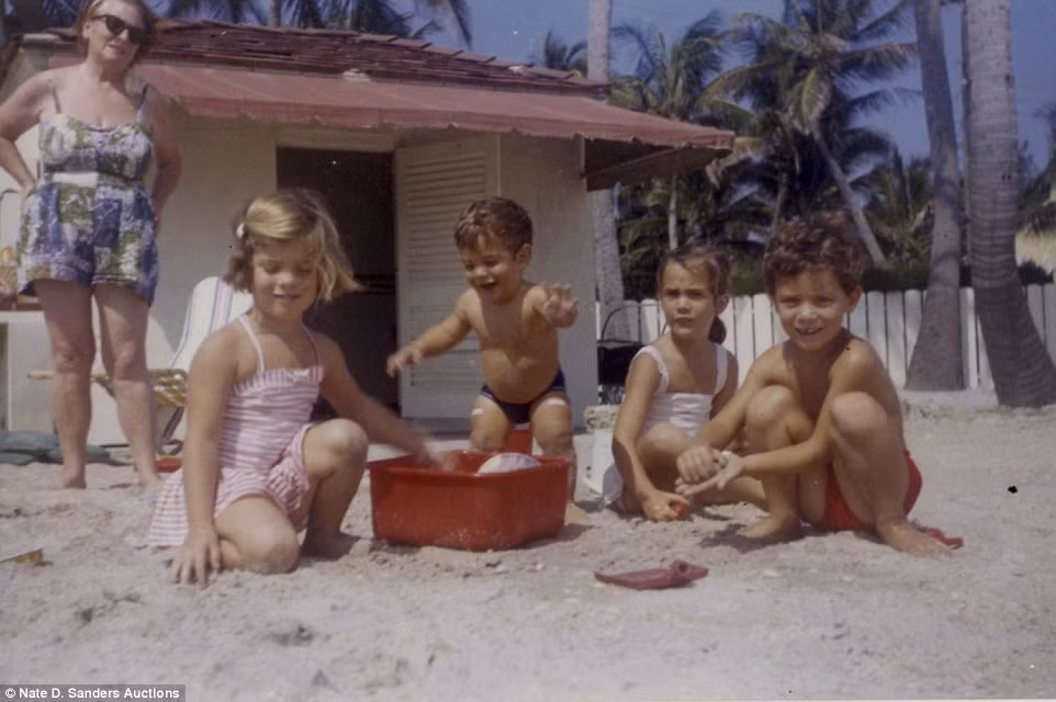 Ảnh chụp các con của Tổng thống Kennedy có một ngày vui vẻ ở bãi biển.
