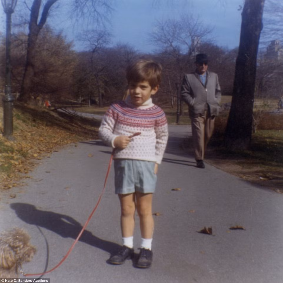 Đây là bức ảnh chụp con trai Tổng thống Kennedy dắt chó đi dạo ở công viên.