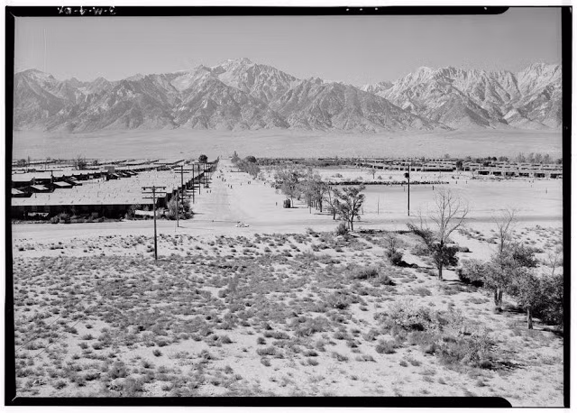 Trại Manzanar nằm ở chân của núi Sierra Nevada, thung lũng Owens, California, Mỹ. Trong ảnh toàn cảnh trại Manzanar.