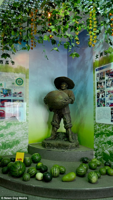 Nhiều bức tượng dưa hấu giống y như quả dưa thật được đặt bên trong Bảo tàng dưa hấu.