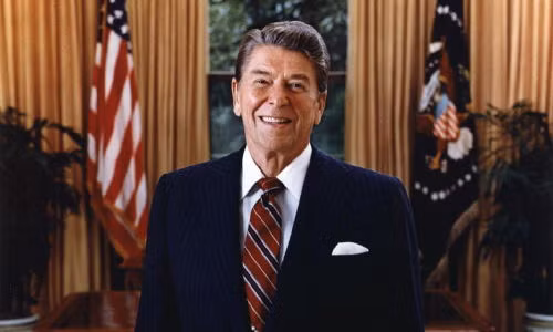 Tổng thống Ronald Reagan là ông chủ Nhà Trắng đầu tiên từng ly hôn. Ông đã kết hôn với nữ diễn viên Jane Wyman vào năm 1940 và ly hôn vào năm 1948. Sau đó, ông kết hôn với Nancy Davis năm 1952.