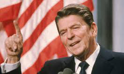 Khi còn trẻ, Tổng thống Ronald Reagan không đủ khả năng để thuê hoặc mua một con ngựa nên đã tham gia chương trình ROTC và có cơ hội cưỡi ngựa theo chương trình này. Sau này, Tổng thống Ronald Reagan trở thành nhân vật nổi tiếng của công chúng và có thể cưỡi con ngựa nào mà ông muốn.