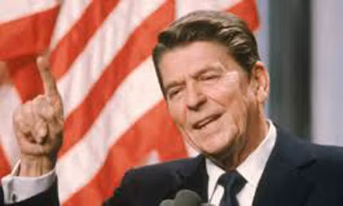 Khi còn trẻ, Tổng thống Ronald Reagan không đủ khả năng để thuê hoặc mua một con ngựa nên đã tham gia chương trình ROTC và có cơ hội cưỡi ngựa theo chương trình này. Sau này, Tổng thống Ronald Reagan trở thành nhân vật nổi tiếng của công chúng và có thể cưỡi con ngựa nào mà ông muốn.