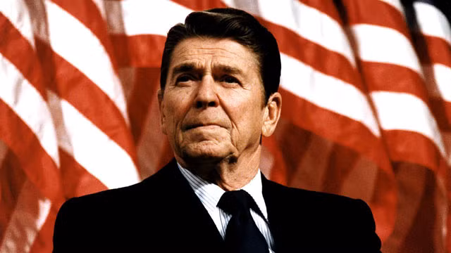 Ít ai biết được rằng, trước khi trở thành ông chủ Nhà Trắng, Tổng thống Mỹ Ronald Reagan từng làm công việc rửa bát đĩa để trả tiền học ở Cao đẳng Eureka.