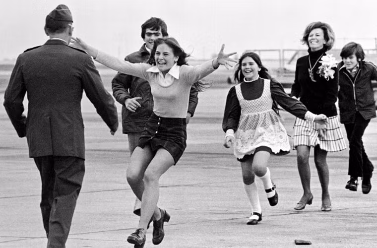 Phóng viên AP Sal Veder đã giành giải thưởng Pulitzer với bức ảnh trung tá Robert L. Stirm vỡ òa hạnh phúc khi đoàn tụ với gia đình sau thời gian làm nhiệm vụ tại Việt Nam. Ảnh chụp tại căn cứ không quân Travis, hạt Solano, bang California, Mỹ năm 1974.