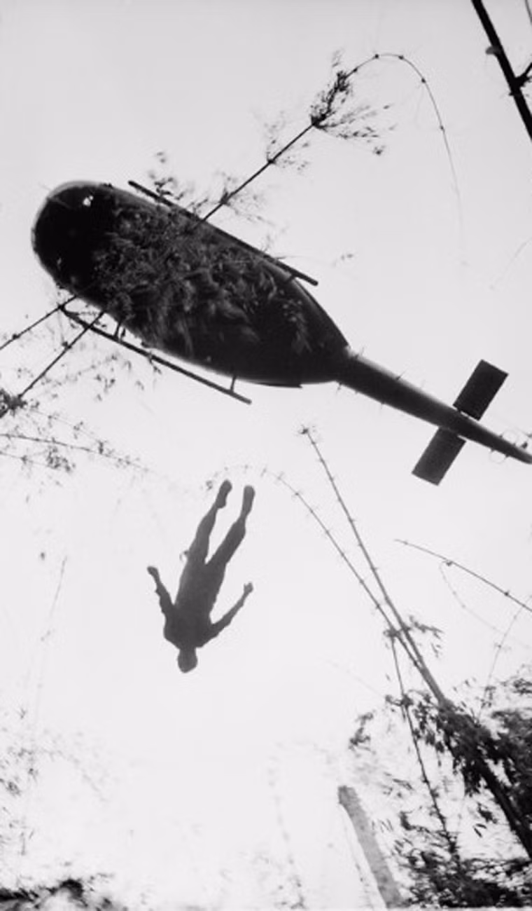 Nhiếp ảnh gia người Pháp Henri Huet đã chụp được bức ảnh đắt giá ghi lại cảnh thi thể một lính dù Mỹ bị chết trong chiến dịch ở khu rừng già gần biên giới Campuchia (Vùng C) được chuyển đi bằng máy bay trực thăng UH-1 năm 1966.