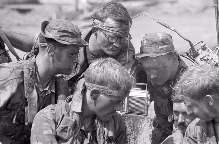 Oliver Noonan đã chụp được bức ảnh ghi lại cảnh lính Mỹ lắng nghe chương trình phát thanh qua radio khi tham chiến tại chiến trường Việt Nam năm 1966. Nhiếp ảnh gia này đã tử nạn khi trực thăng chở ông bị bắn rơi ở khu vực gần Đà Nẵng tháng 8/1969.