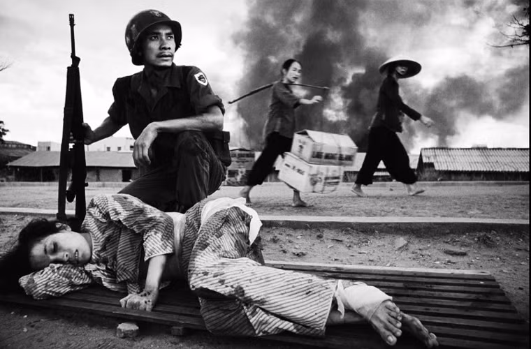 Nhiếp ảnh gia chiến trường Philip Jones Griffiths đã chụp bức ảnh một phụ nữ bị thương trong cuộc giao tranh tại Sài Gòn năm 1968 gây xúc động mạnh.