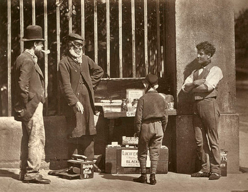 Nhiều người kiếm sống bằng việc bán hàng trên các đường phố London.