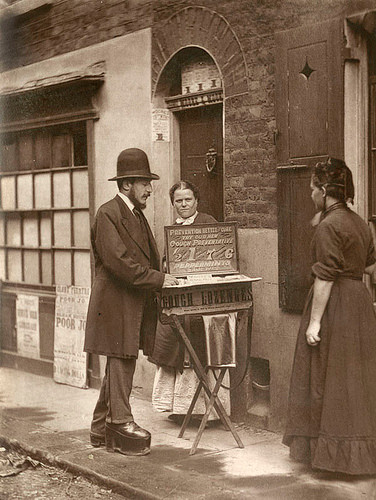 Một người đàn ông bán hàng trên đường phố.