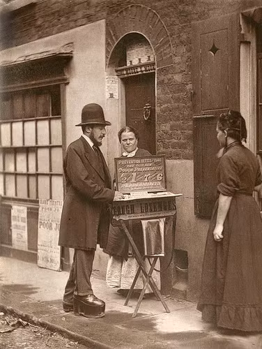 Một người đàn ông bán hàng trên đường phố.