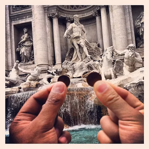Những đồng xu du khách và người dân địa phương ném ở đài phun nước Trevi, Rome sẽ được thu lại vào ban đêm và dùng để trợ cấp cho những người nghèo ở Rome. Theo ước tính, khoảng 3.000 EUR được ném vào đài phun nước này mỗi ngày.