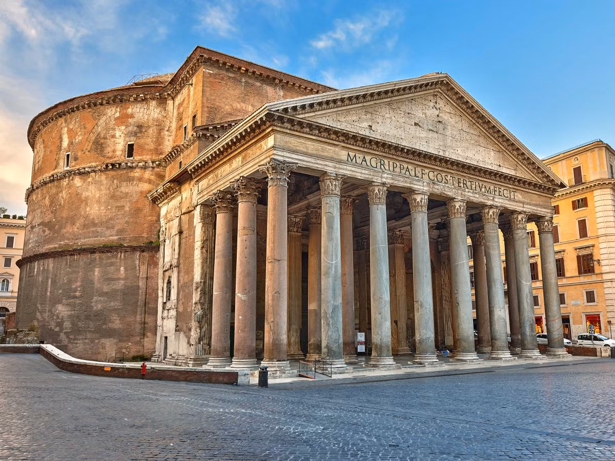 Đền Pantheon do hoàng đế Hadrian cho người xây dựng lại vào năm 126. Công trình này được sử dụng liên tục kể từ khi xây dựng.