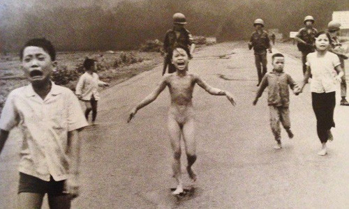 Bức ảnh em bé Napalm Kim Phúc của phóng viên AP Nick Út năm 1973 đã đoạt giải thưởng Pulitzer danh giá.