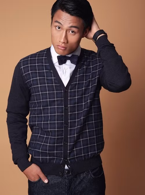 Gương mặt góc cạnh, biểu đạt linh hoạt nhiều cảm xúc, anh mang đến cho bộ ảnh sự mới mẻ.