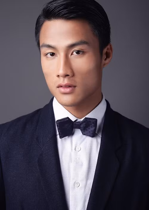 Tiền đạo CLB Than Quảng Ninh được nhận xét phù hợp với vai trò người mẫu. Từ vóc dáng đến biểu cảm, anh đều nhập vai, dễ dàng đáp ứng mọi yêu cầu từ ê-kíp thực hiện.