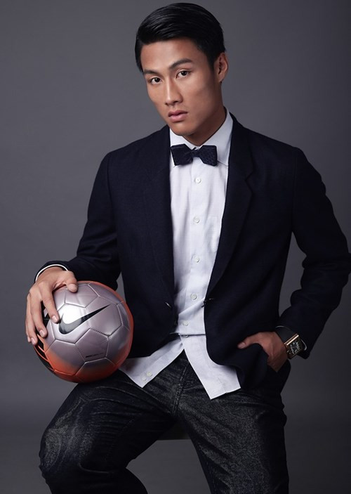 Lợi thế hình thể chuẩn và nước da ngăm đen giúp Mặc Hồng Quân trông rắn rỏi, mạnh mẽ và nam tính.