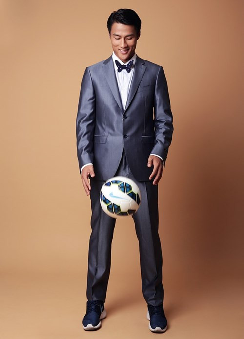 Trong ảnh, chàng tiền đạo gốc Hải Dương diện vest lịch thiệp, kết hợp phụ kiện giày thể thao năng động. Đây vốn là cách phối đồ quen thuộc ở nhiều nước châu Á. Giày bata được xem là phụ kiện đa năng có thể mix cùng nhiều phong cách.