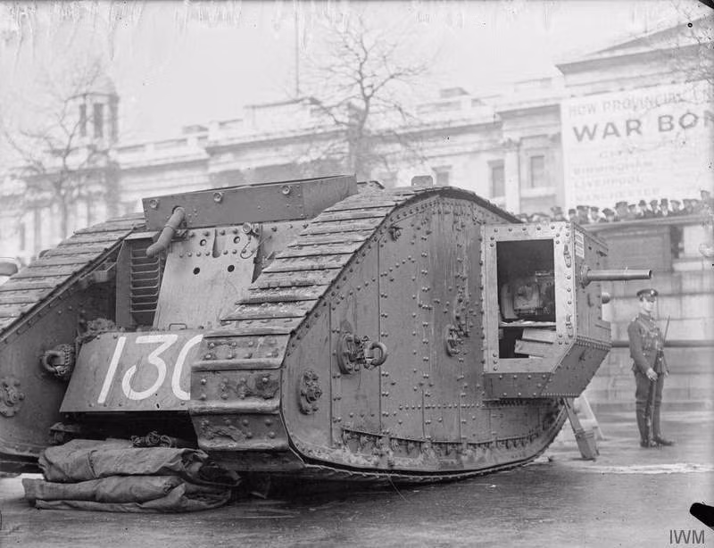 Xe tăng ở ngoài Quảng trường Trafalgar.