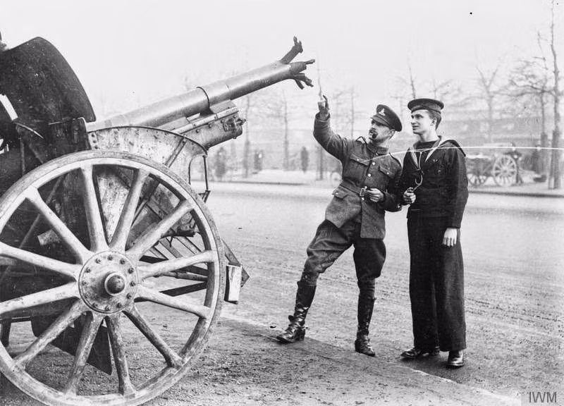 Một khẩu súng của Đức bị hư hại nặng cũng được trưng bày cho người dân và các sĩ quan, binh lính ở London xem.