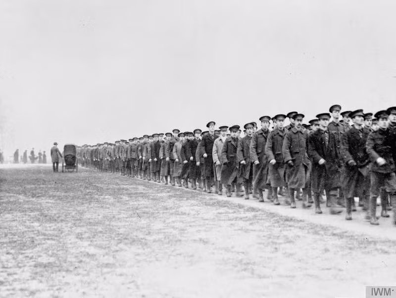 Binh sĩ thuộc Tiểu đoàn 9, Trung đoàn London hành quân ra chiến trường Chiến tranh thế giới 1 tháng 12/1914.