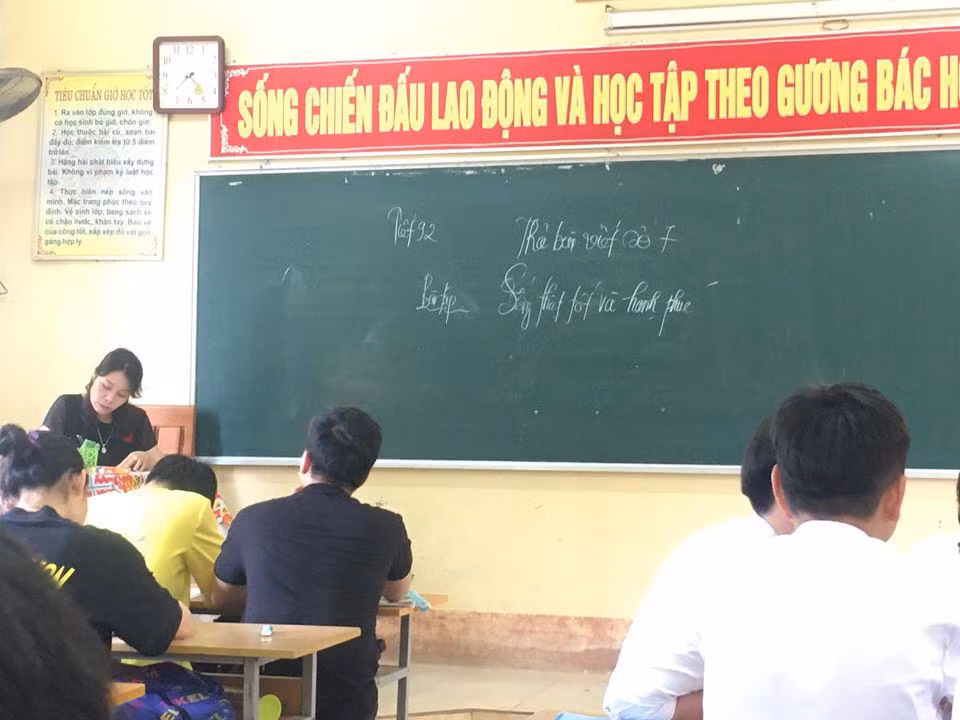 Khoảnh khắc chia tay này giữa giáo viên và các bạn học sinh cuối cấp 3 khiến nhiều người xúc động. Ảnh: Facebook