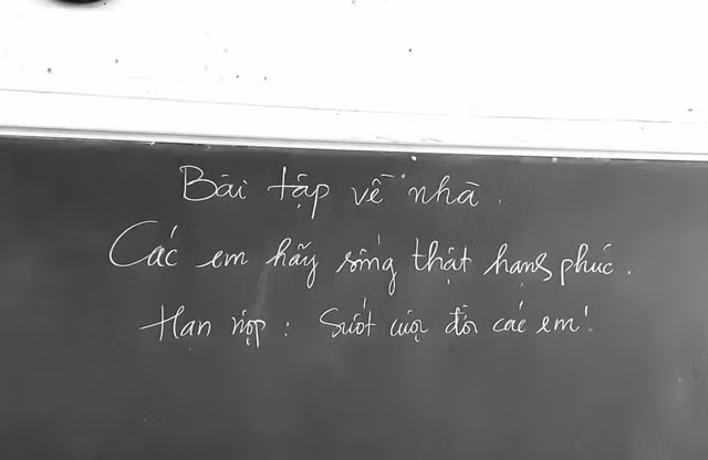 Trên bảng là dòng chữ viết bằng phấn trắng từ 1 trường học: "Bài tập về nhà. Các em hãy sống thật hạnh phúc. Hạn nộp: Suốt cuộc đời các em". Dù chỉ là đề bài khá đơn giản thế nhưng cả đám học trò xôn xao vì thời gian thì vô hạn mà khó giải vô cùng. Ảnh: Facebook