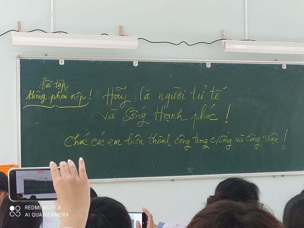 Nhiều cô cậu học trò chắc hẳn sẽ cảm thấy xúc động nghẹn ngào khi nhận được bài tập về nhà không phải nộp của giáo viên này. Ảnh: Facebook
