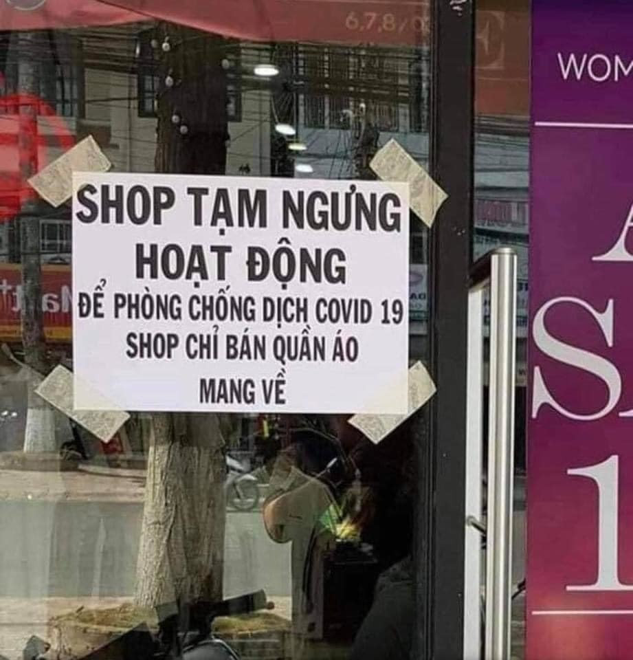 Có lẽ chủ hàng quần áo này đề biển với mục đích mình chỉ phục vụ bán hàng online, shipper đến lấy sản phẩm và mang đi giao. Thế nhưng cách diễn đạt này lại khiến dân mạng "rối não". Ảnh: Tổng hợp