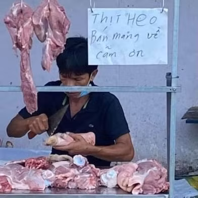 Netizen đọc xong bảng thông báo này ắt hẳn sẽ phải dừng lại vài giây để suy nghĩ.