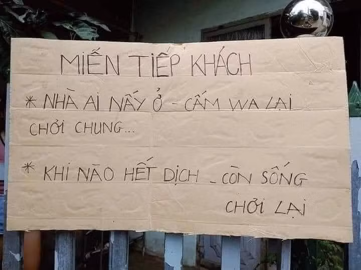 Cũng từ đó mà trên MXH đã xuất hiện khá nhiều tấm biển "bá đạo" của nhiều chủ nhà được treo trước cửa, phần lớn nội dung là miễn tiếp khách, khi nào hết dịch bệnh thì gặp lại.