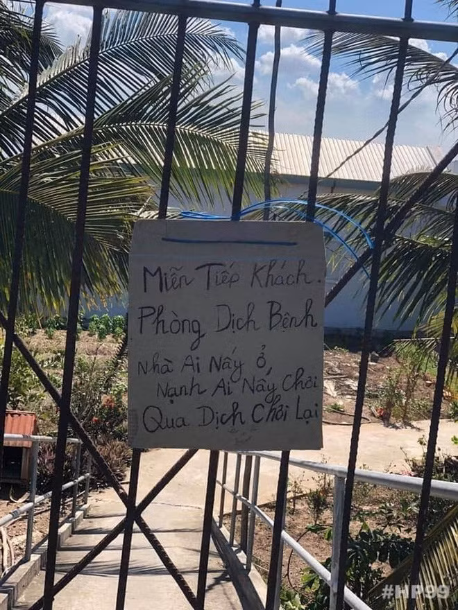 Thậm chí nhiều gia đình còn "bó cẩn" hơn khi sáng tạo ra những tấm biển hài hước từ chối tiếp khách đặt sẵn trước cửa để gửi đến những vị khách chơi nhà.