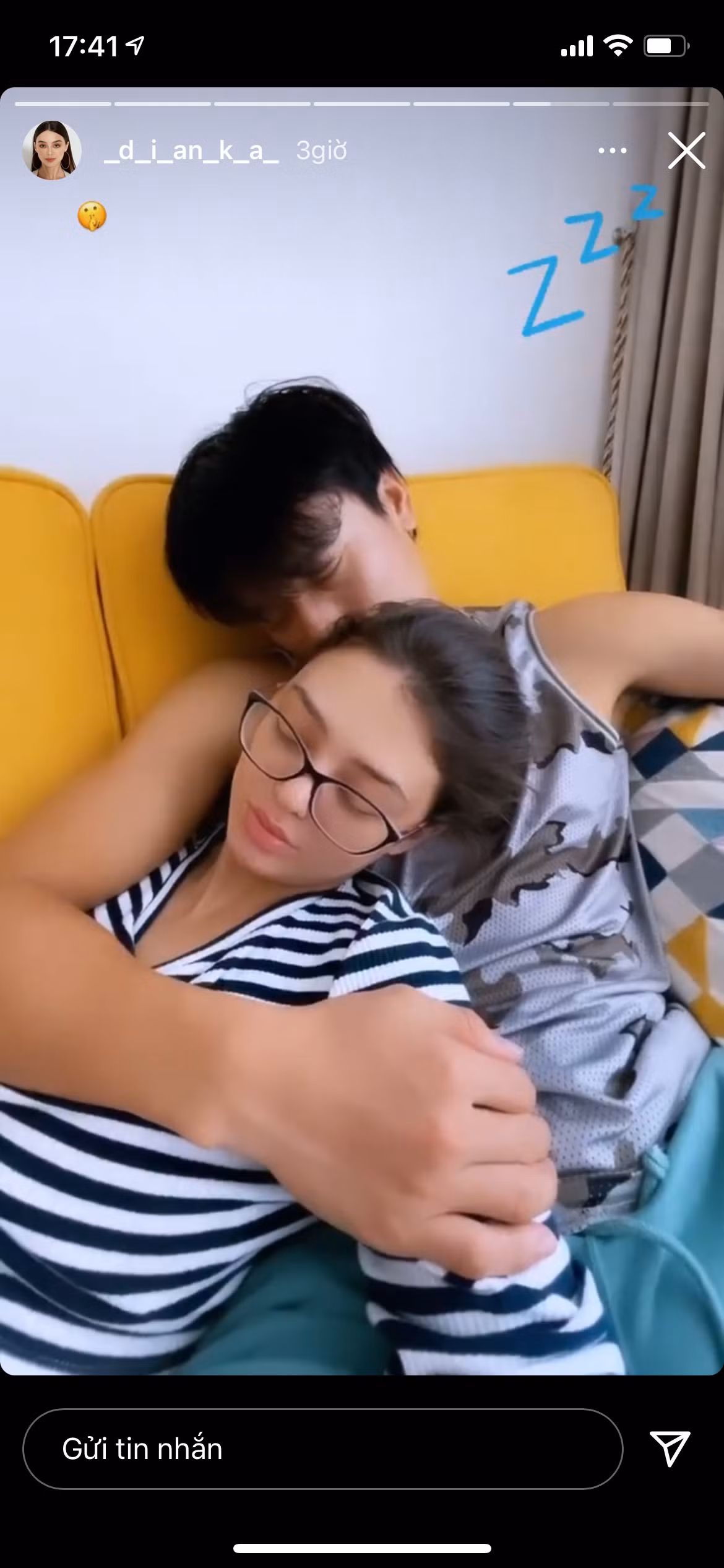 Khoảnh khắc khiến người hâm mộ thích thú nhất chính là hình ảnh tình tứ bên bạn gái mẫu Tây. Trong hình, họ ôm nhau cực tình cảm, mắt nhắm lại đang ngủ rất say.