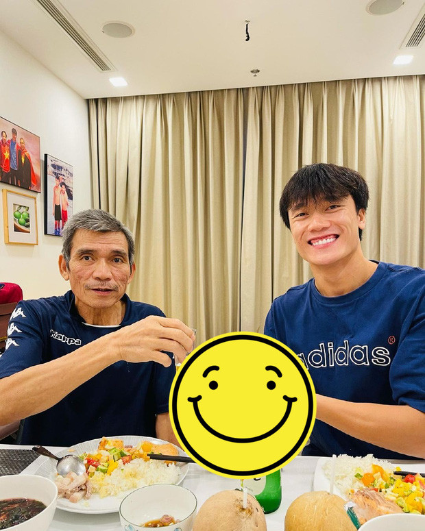 Trong ngày đồng đội hết cách ly, Bùi Tiến Dũng đã khoe khoảnh khắc ăn cơm và đưa bố đi dạo lên Instagram cá nhân.