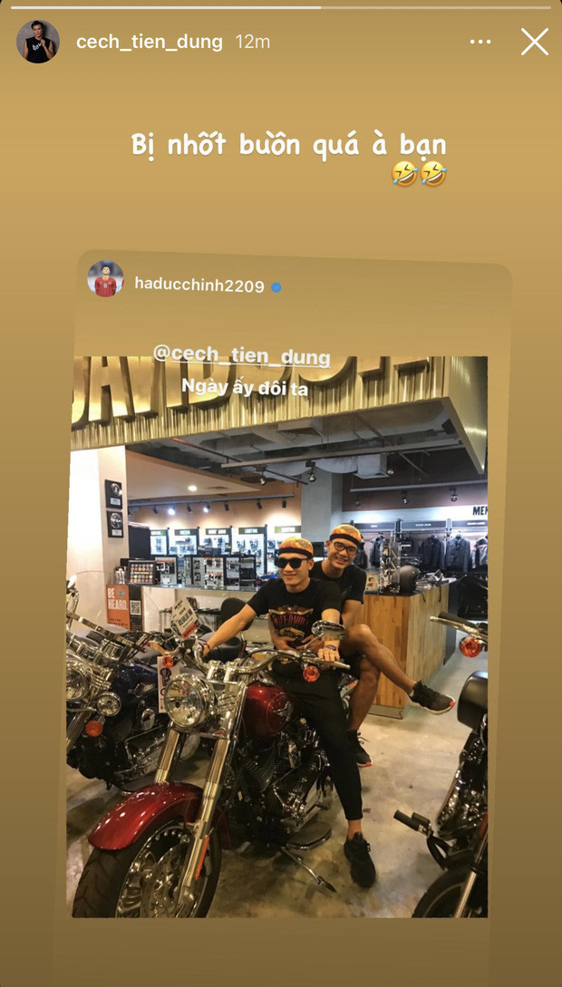 Đến khi đội tuyển đã về đến TP HCM, chàng thủ môn mới có động thái đầu tiên trên MXH. Theo đó, anh chàng đã chia sẻ lại một story của người bạn thân Hà Đức Chinh.