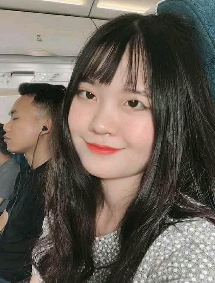 Chỉ nhờ cư dân mạng chỉnh to mắt, thế nhưng đâu ai ngờ rằng dân mạng giúp đỡ nhiệt tình bằng những bức ảnh đã được chỉnh sửa mà khi nhận về khiến cô nàng chỉ còn biết bò lăn ra cười.