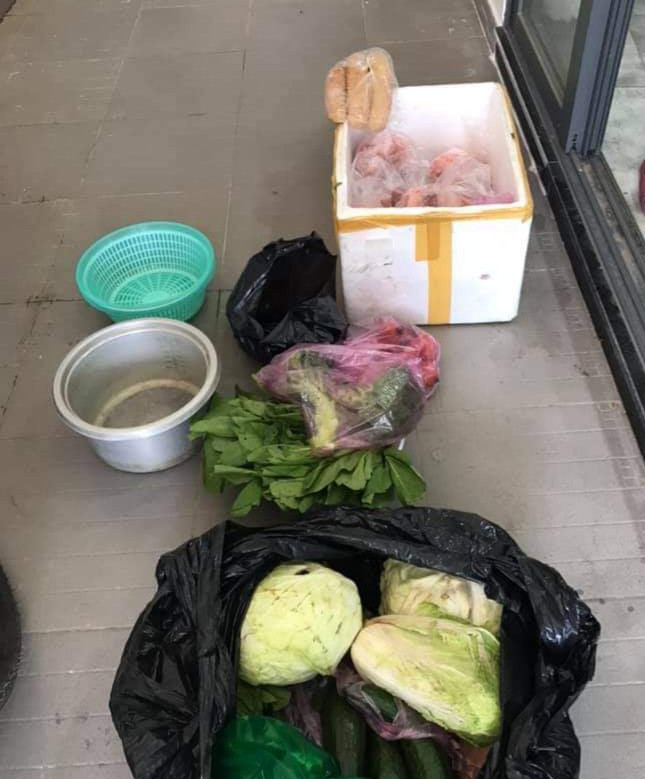 Chỉ là chút hoa quả, vài món quà vặt nhưng chứa đựng tình thương của người thân gia đình dành cho những người con xa quê. Ảnh: Tổng hợp