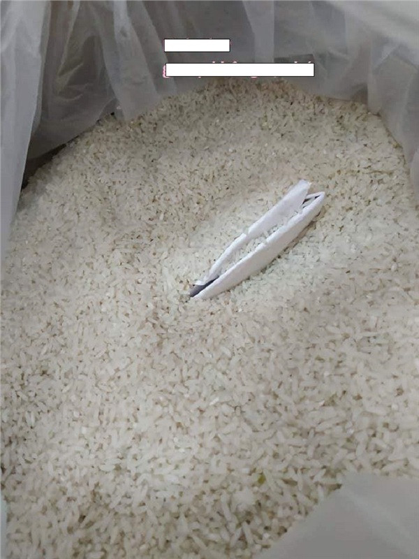 Điều đáng nói là trong thùng gạo, mẹ cô bạn đã âm thầm giấu tiền vào cho con gái.