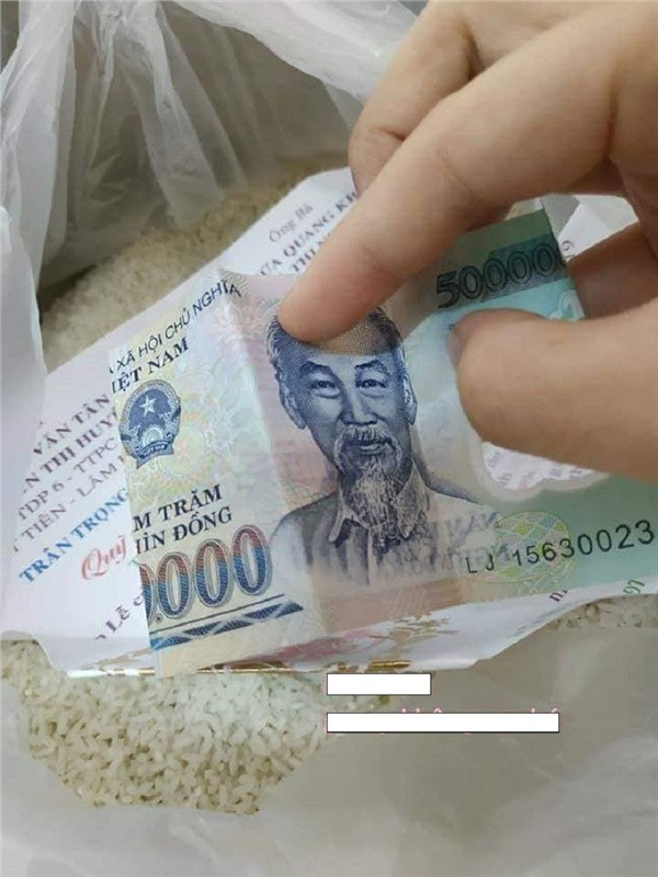 Tiền được mẹ cô bạn giấu kĩ trong thùng gạo, bên ngoài còn bọc giấy kĩ càng.